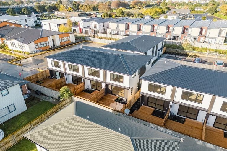 Photo of property in 10/32 Tapuwae Way, Mangere Bridge, 2022