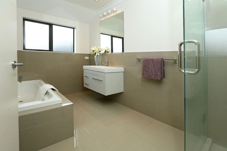 Photo of property in 5 Mcwhirters Farm Lane, Massey, Auckland, 0614