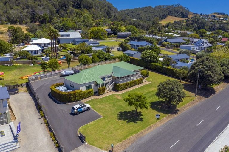 Photo of property in 86 Hahei Beach Road, Hahei, Whitianga, 3591