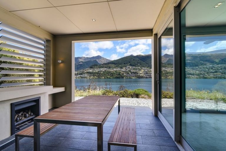 Photo of property in 11 Mincher Road, Kelvin Heights, Queenstown, 9300