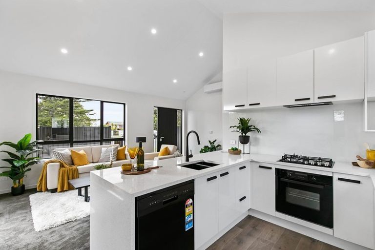 Photo of property in 54d Te Atatu Road, Te Atatu South, Auckland, 0610