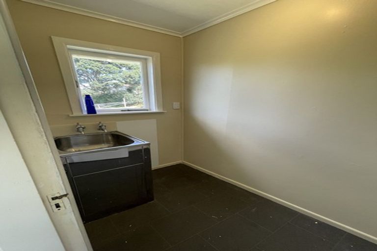 Photo of property in 8 Barron Drive, Green Bay, Auckland, 0604