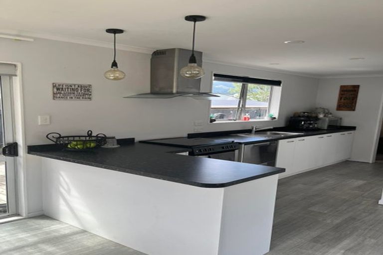 Photo of property in 4 Harvard Grove, Totara Park, Upper Hutt, 5018