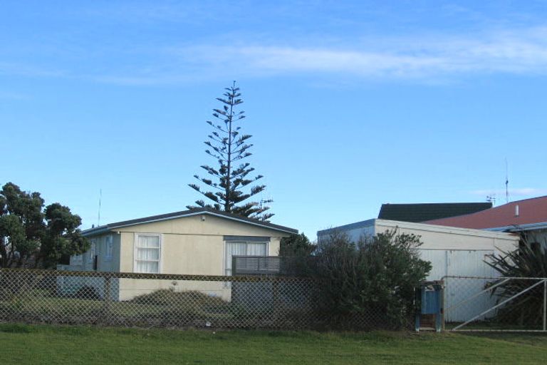 Photo of property in 7 Karaka Street, Otaki Beach, Otaki, 5512