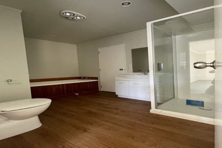 Photo of property in 17 Glanmire Road, Newlands, Wellington, 6037