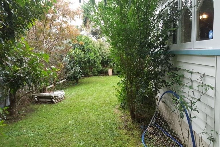 Photo of property in 2/193a Henderson Valley Road, Henderson, Auckland, 0612