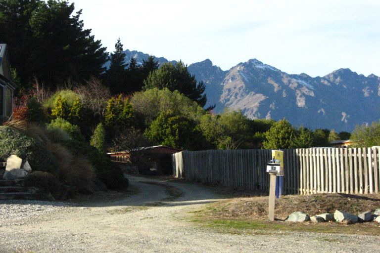 Photo of property in 14 Cedar Drive, Kelvin Heights, Queenstown, 9300