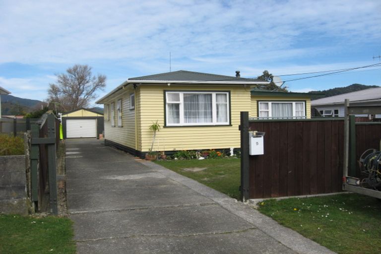 Photo of property in 5 Mckay Street, Wainuiomata, Lower Hutt, 5014
