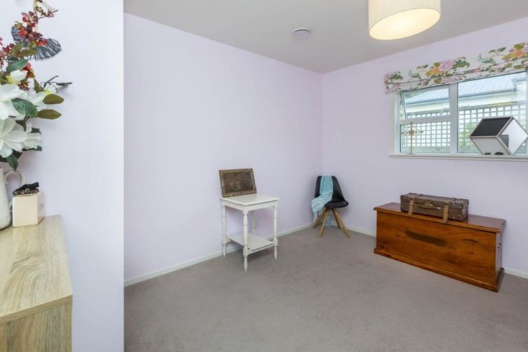 Photo of property in 64 Pinehaven Road, Pinehaven, Upper Hutt, 5019