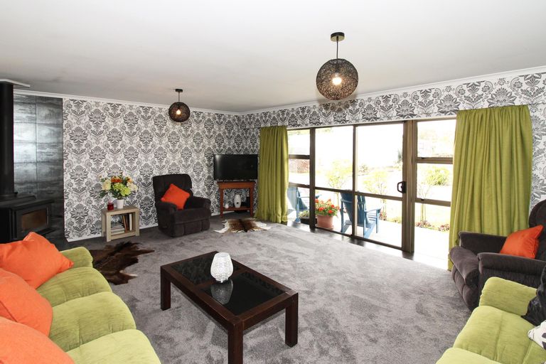 Photo of property in 5 Chisholm Place, Carterton, 5713