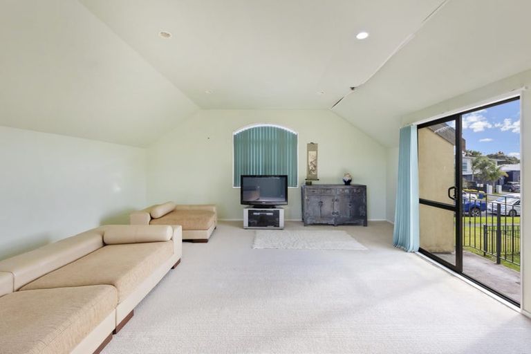 Photo of property in 24 Beach Road, Te Atatu Peninsula, Auckland, 0610