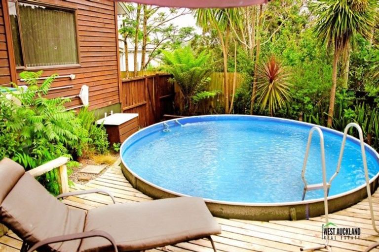 Photo of property in 2/76 Kaurilands Road, Titirangi, Auckland, 0604