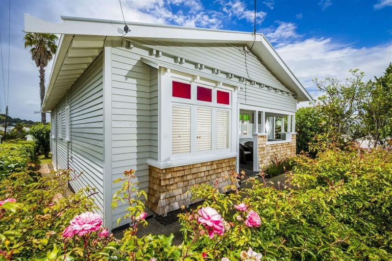 Photo of property in 18 William Bond Street, Stanley Point, Auckland, 0624
