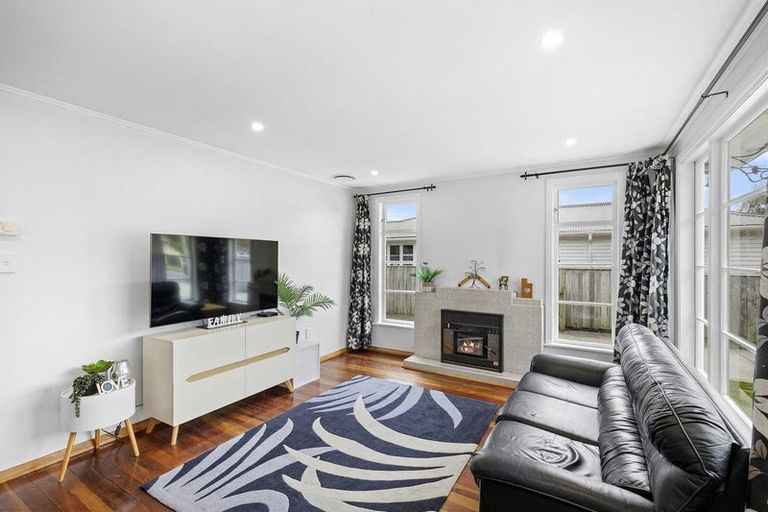 Photo of property in 302 Stokes Valley Road, Stokes Valley, Lower Hutt, 5019