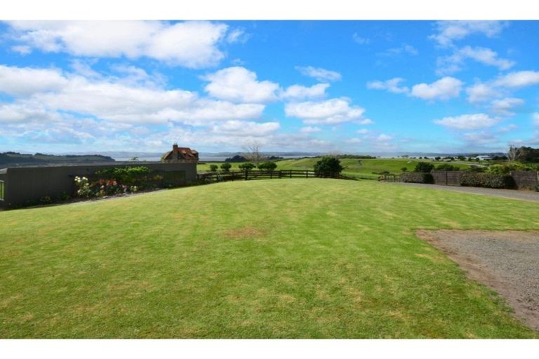 Photo of property in 7 Kaipara Lake Road, South Head, Helensville, 0874