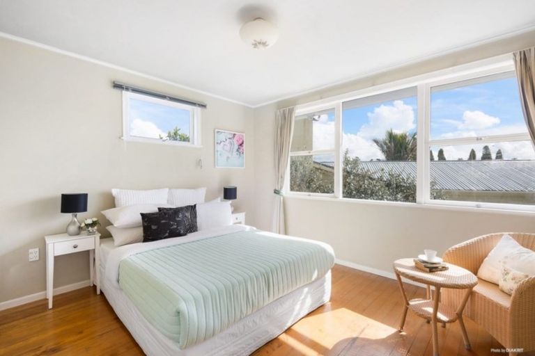 Photo of property in 1/666 East Coast Road, Pinehill, Auckland, 0630