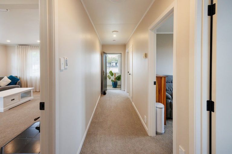Photo of property in 42 Peters Avenue, Cloverlea, Palmerston North, 4412