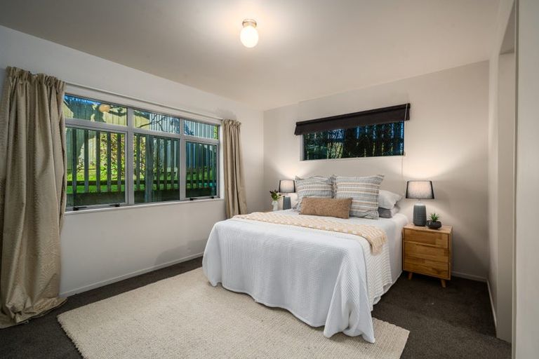 Photo of property in 6b Warrington Grove, Newlands, Wellington, 6037