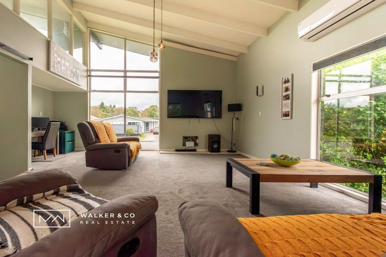 Photo of property in 1 Roband Crescent, Brown Owl, Upper Hutt, 5018