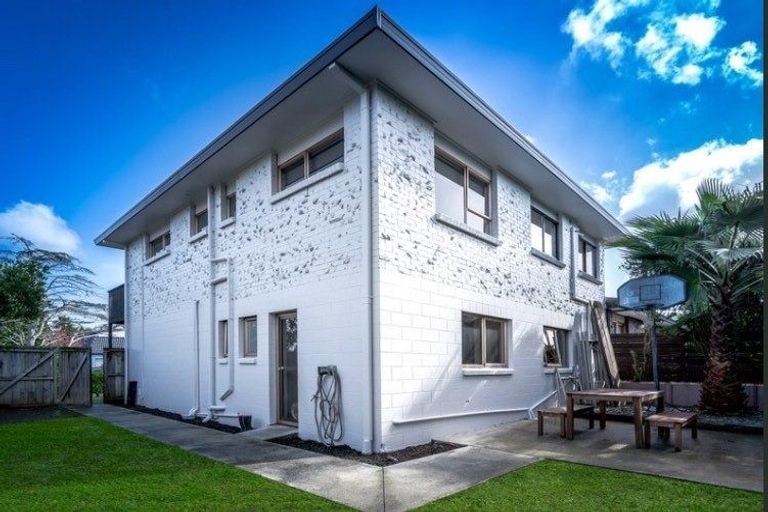 Photo of property in 2/46 James Evans Drive, Northcote, Auckland, 0627