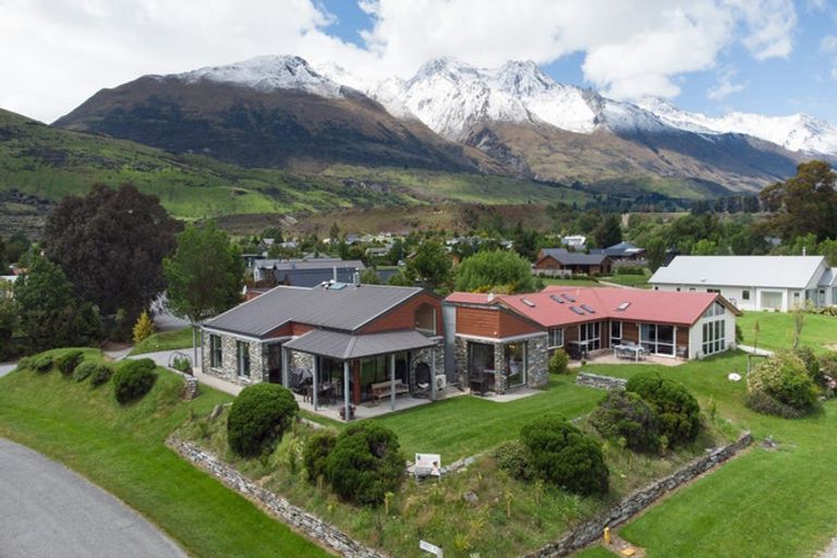 Photo of property in 33 Benmore Place, Glenorchy, 9372