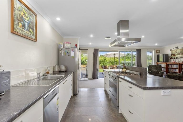Photo of property in 16 Haden Place, Omokoroa, 3114