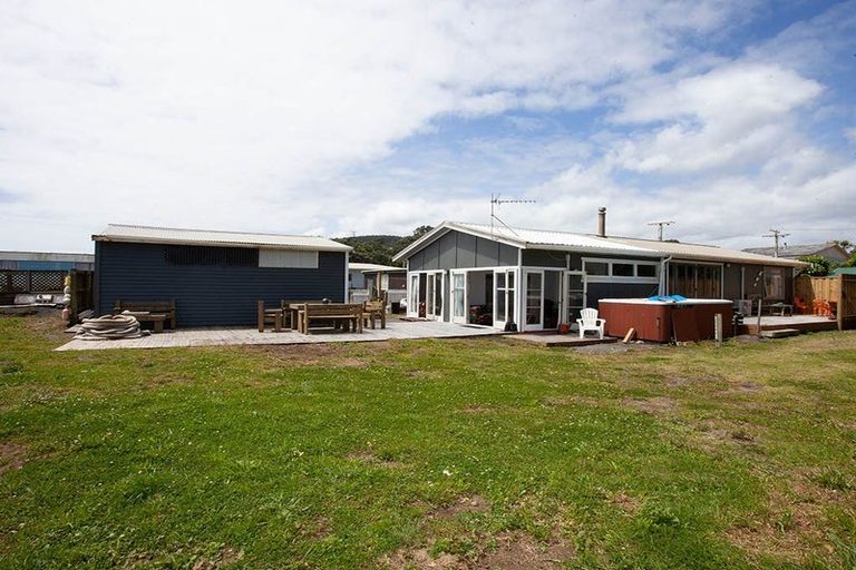 Photo of property in 8 Point Road, Mokau, 4376