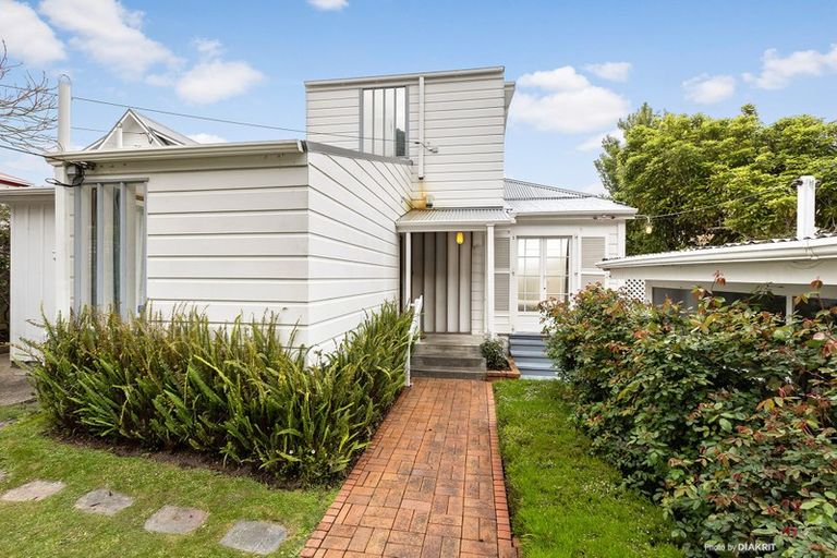Photo of property in 19 Talavera Terrace, Kelburn, Wellington, 6012