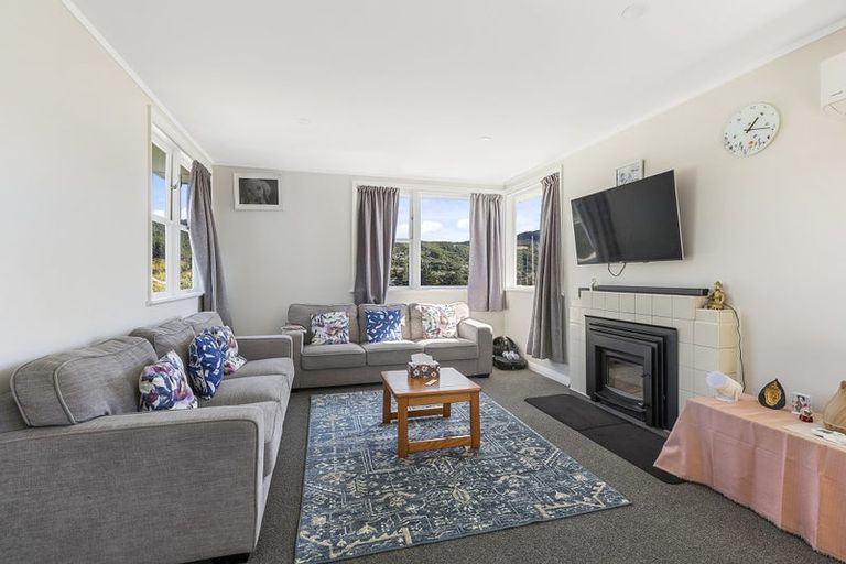 Photo of property in 93 Taylor Terrace, Tawa, Wellington, 5028
