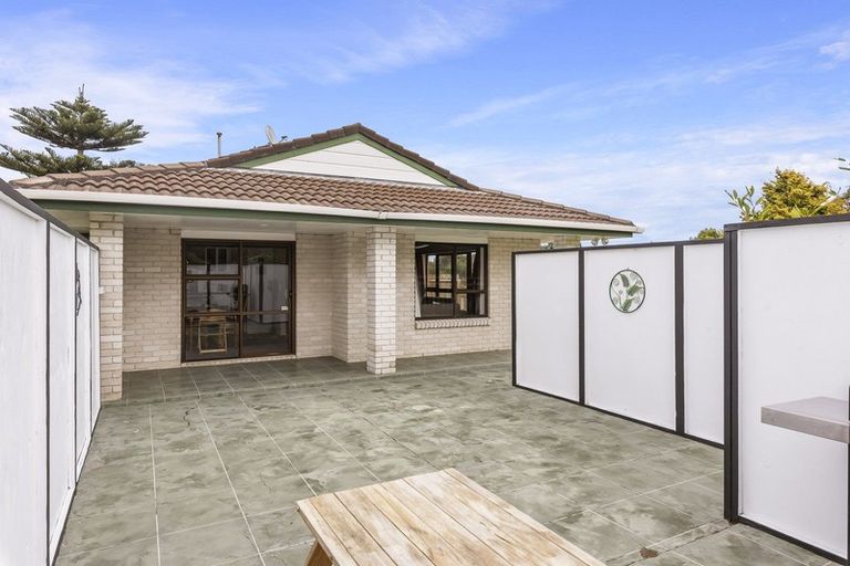 Photo of property in 2 Chilton Drive, Paraparaumu, 5032