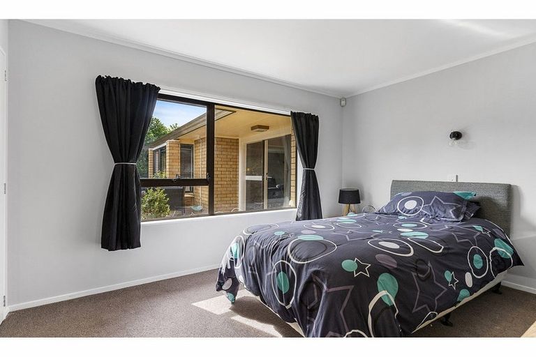 Photo of property in 3 Voltaire Court, Botany Downs, Auckland, 2010