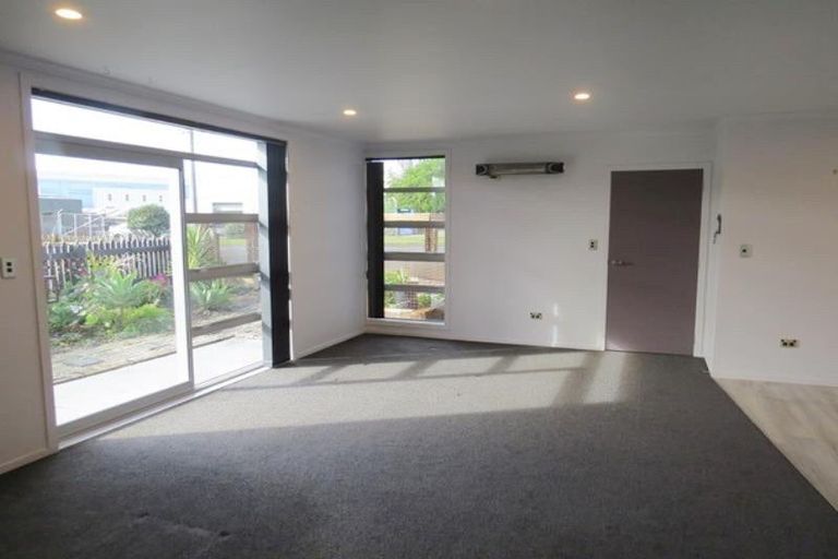 Photo of property in 32 Pioneer Road, Moturoa, New Plymouth, 4310