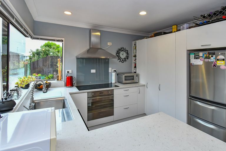 Photo of property in 2/27 Queen Street, Papakura, 2110