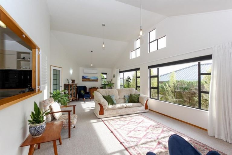 Photo of property in 10 Frank Frethey Place, Highlands Park, New Plymouth, 4312