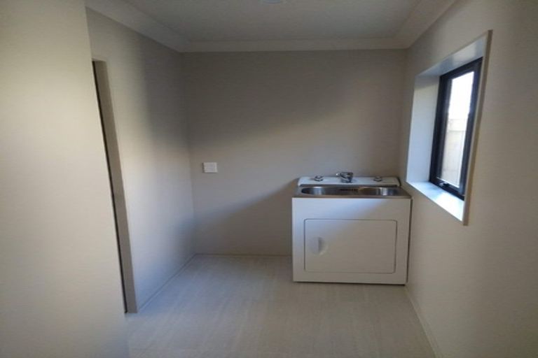 Photo of property in 3 Brindle Way, Newlands, Wellington, 6037