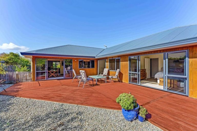 Photo of property in 4 Leanne Way, Waikanae Beach, Waikanae, 5036