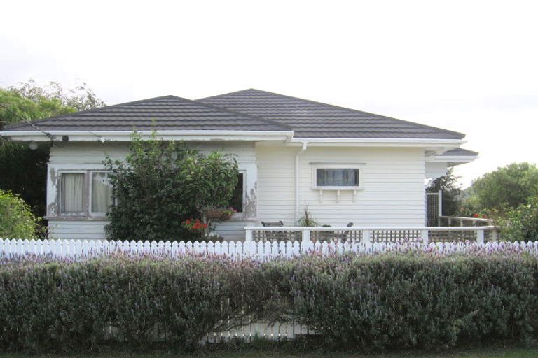 Photo of property in 904a East Coast Road, Northcross, Auckland, 0630
