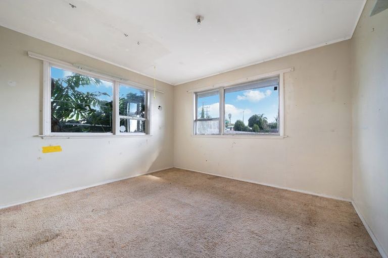 Photo of property in 34 Royal Road, Massey, Auckland, 0614