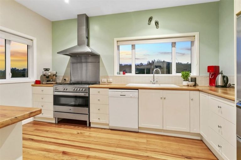 Photo of property in 104 Beach Road, Castor Bay, Auckland, 0620