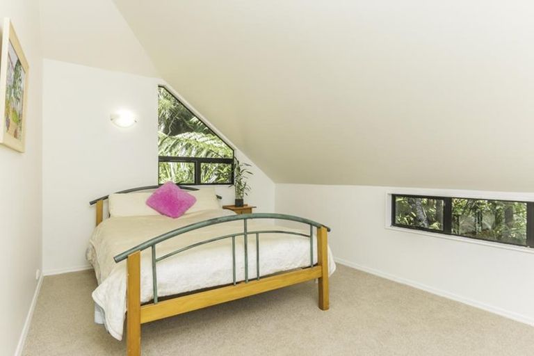 Photo of property in 25 Raroa Terrace, Waiatarua, Auckland, 0604