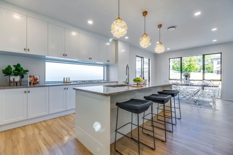 Photo of property in 1 Ti Kouka Place, Te Atatu Peninsula, Auckland, 0610