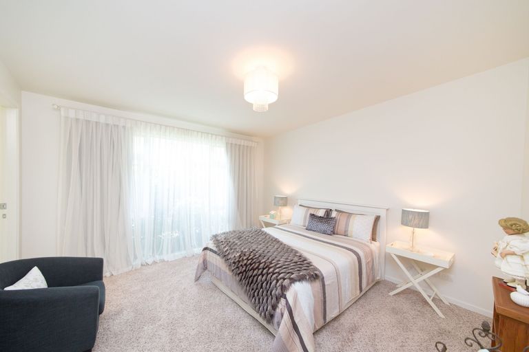 Photo of property in 16 Grand Oaks Drive, Awapuni, Palmerston North, 4412