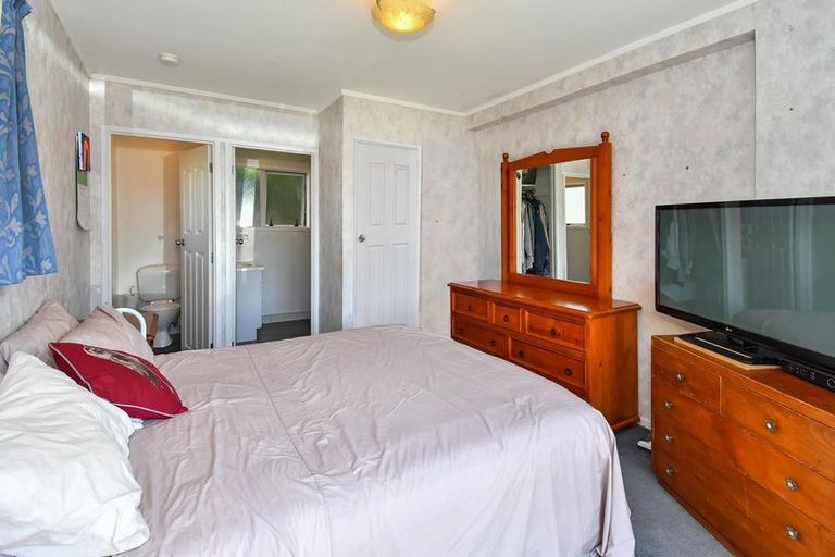 Photo of property in 16 Mccall Place, Opaheke, Papakura, 2113