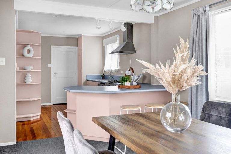 Photo of property in 14 Karaka Street, Merrilands, New Plymouth, 4312