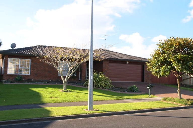 Photo of property in 3 Simon Owen Place, Golflands, Auckland, 2013