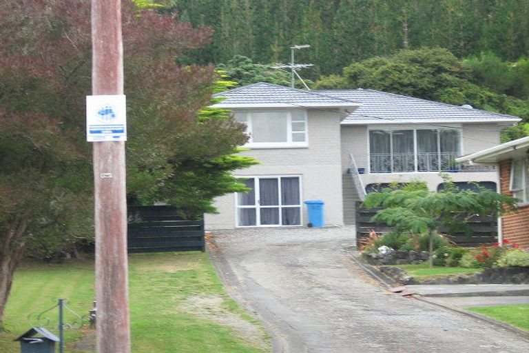 Photo of property in 4 Garth Lane, Maoribank, Upper Hutt, 5018