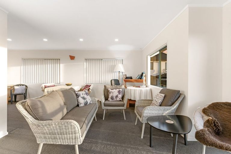 Photo of property in 1a Lobelia Rise, Goodwood Heights, Auckland, 2105