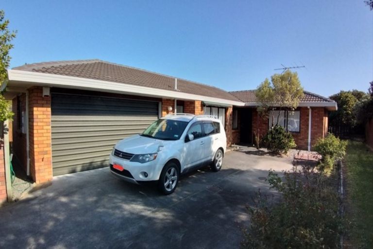 Photo of property in 2/67 Aviemore Drive, Highland Park, Auckland, 2010