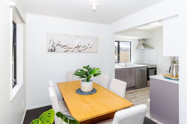 Photo of property in 22b Sandleigh Road, Hamilton Lake, Hamilton, 3204