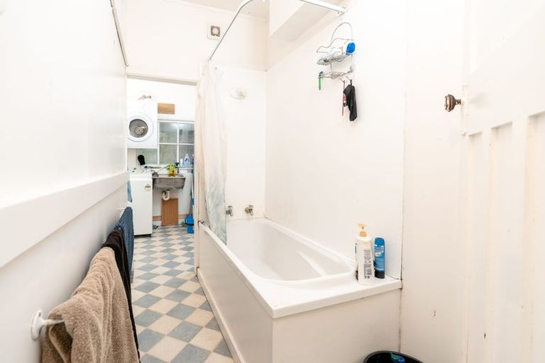 Photo of property in 76a Kelburn Parade, Kelburn, Wellington, 6012